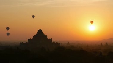 Güneş doğarken Bagan ovasının üzerinde sıcak hava balonu, Myanmar