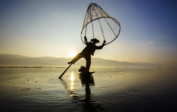 Fishermen in Inle Lake at sunrise, Shan State, Myanmar — Stock Photo, Image