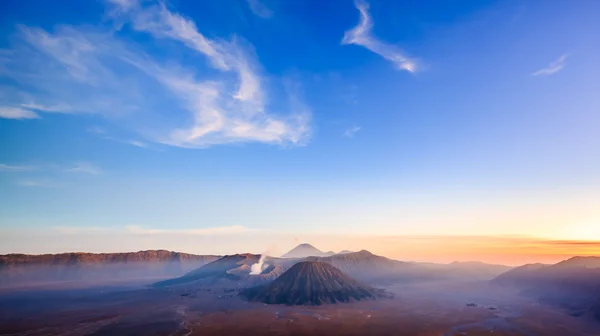 Bromo vulkaan bij zonsopgang, Oost-java, Indonesië — Stockfoto