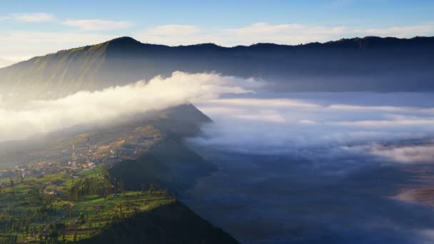 4k Timelapse van ochtendnevel op Cemoro Lawang dorp in de buurt van de Bromo vulkaan, Indonesië — Stockvideo