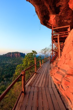 Cliff yan ahşap köprü, Wat Phu tok, Bueng Kan, Tayland