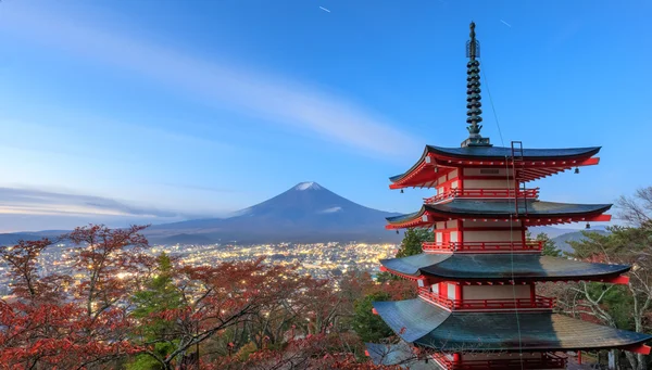 Mt. Fuji con Chureito Pagoda, Fujiyoshida, Giappone — Foto Stock