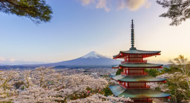 Mt. Fuji ile Chureito Pagoda, Fujiyoshida, Japonya 