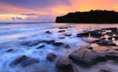 Deniz manzarası Klong muang Beach gün batımında, Krabi, Tayland 