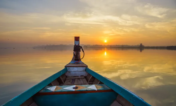 Деревянная лодка в Ubein мост на восходе солнца, Мандалай, Мьянма — стоковое фото