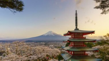 4k gece timelapse Mt. Fuji Chureito Pagoda ile bir gün bahar, Japonya