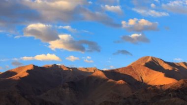 4 k Timelapse Dağı batımında, Leh, Ladakh, Jammu ve Keşmir, Hindistan