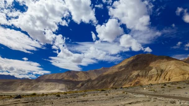 4 k Timelapse τροχαίο σύννεφα πάνω από το βουνό, Leh, Τζαμού και Κασμίρ, Λαντάκ, Ινδία — Αρχείο Βίντεο