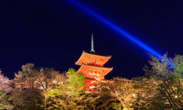 Kiyomizu dera Tempel, im Frühling erleuchtet, Kyoto, Japan — Stockfoto