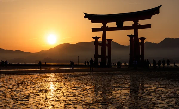 Silhueta de Torii Gate flutuante ao pôr do sol, ilha de Miyajima, Oi — Fotografia de Stock