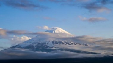 4 k Timelapse haddeleme bulutlara Mt.Fuji üzerinden günbatımı, Japonya 
