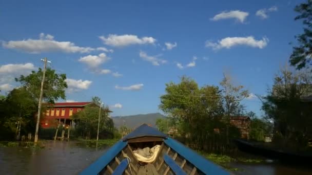 Loď prochází tradiční plovoucí vesnice, Inle Lake, Myanmar — Stock video