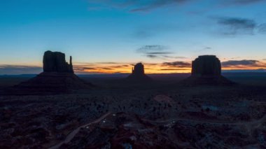 Arizona, ABD 'deki Monument Vadisi üzerinde güzel bir gün doğumunun 4K Timelapse' si