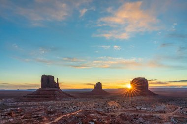 Utah, ABD 'deki Anıt Vadisi' nin kıçından güzel bir gün doğumu.
