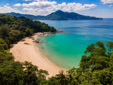 Phuket Adası, Tayland 'da Laem Sing kumsalının hava manzarası.