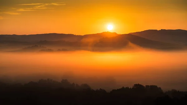 Όμορφη Πρωινή Ομίχλη Τους Λόφους Κατά Την Ανατολή Τοσκάνη Ιταλία Εικόνα Αρχείου