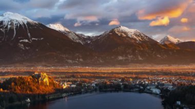 4K Timelapse Kanlı Kale ve Julian Alps 'in Slovenya' daki hava görüntüsü