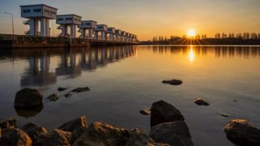 Uthokawiphatprasit Watergate 'den 4K Timelapse, Pak Phanang, Nakhon Si Thammarat, Tayland