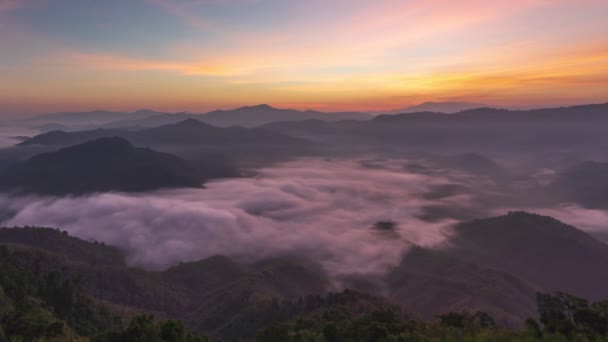 Timelapse Belo Amanhecer Com Nevoeiro Rolando Sobre Montanha Yerweng Yala — Vídeo de Stock