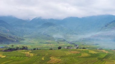 Mu Cang Chai, Yen Bai, Vietnam teraslı pirinç tarlalarının üzerindeki bulutların 4K zamanı.