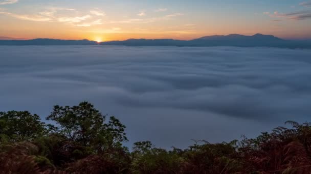 Timelapse Vacker Soluppgång Med Dimma Rullande Över Berget Gunung Silipat — Stockvideo