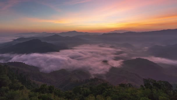 Zeitraffer Eines Wunderschönen Sonnenaufgangs Mit Nebel Über Dem Berg Yerweng — Stockvideo