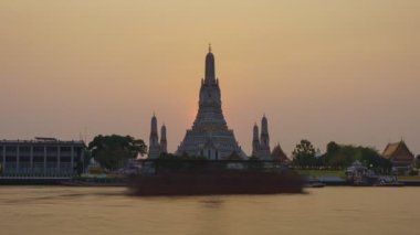 BANGKOK - 3 Şubat Wat Arun Tapınağı 'nda gün batımında Tayland Chao Phraya nehrinde tekne trafiği
