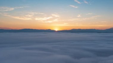 Gunung Silipat bakış açısına göre, 4 K Timelapse, güzel gün doğumu sisli, Ai yerweng, Yala, Tayland
