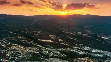 Gün batımında 4K Timelapse pirinç terası, Yuanyang, Yunnan, Çin