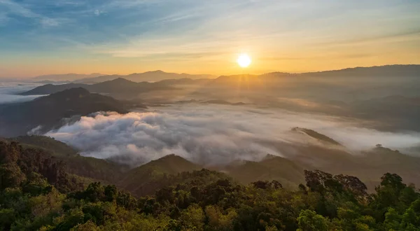 Όμορφο Πρωινό Ανατολή Και Ομίχλη Ρέει Πάνω Από Βουνό Yerweng — Φωτογραφία Αρχείου