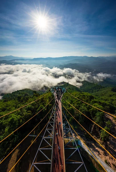 Turysta Odwiedził Rano Morze Mgły Najdłuższy Skywalk Azji Aiyerweng Betong — Zdjęcie stockowe