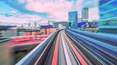 4K Timelapse Günbatımında hareket eden trenin hareket bulanıklığı, Tokyo, Japonya