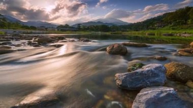 4K Timelapse Sunset Kiriwong köyündeki güzel nehrin üzerinde Nakhon Si Thammarat, Tayland 
