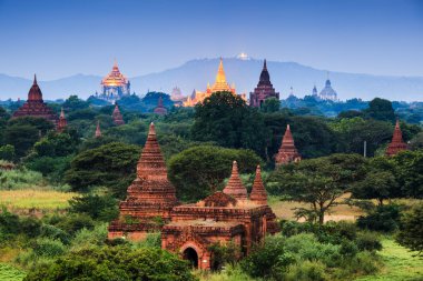 Gün doğumunda Bagan Tapınakları, Bagan, Myanmar 