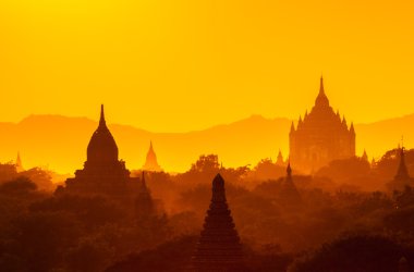 Gün doğumunda Bagan Tapınakları, Bagan, Myanmar 