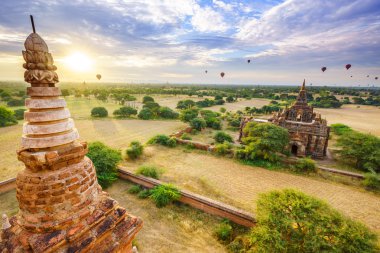 Gün doğumunda Bagan Tapınakları, Bagan, Myanmar 