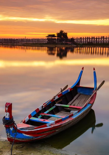 Houten boot in ubein brug bij zonsopgang, mandalay, myanmar — Stockfoto