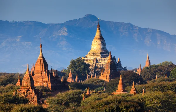 De tempels van bagan bij zonsondergang, bagan, myanmar — Stockfoto