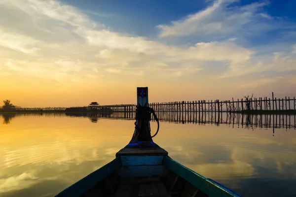 Barco de madera en Ubein Bridge al amanecer, Mandalay, Myanmar —  Fotos de Stock