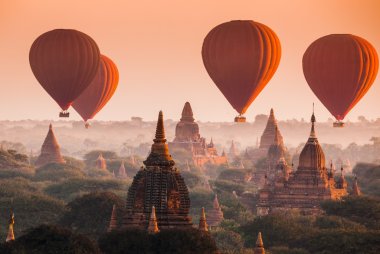 Balon üzerinde düz bagan puslu sabah, myanmar