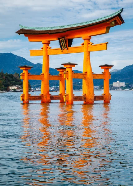 The floating Torii Gate, Miyajima island, Hiroshima, Japão — Fotografia de Stock