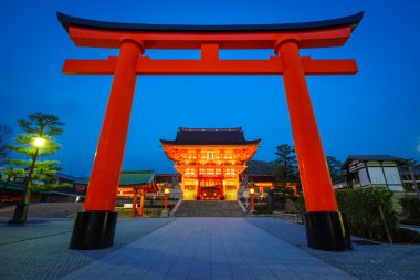 Fushimi Inari tapınak gece, Kyoto, Japonya