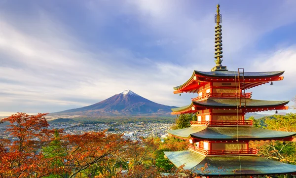 Mt. Fuji ile Chureito Pagoda adlı gündoğumu, Fujiyoshida, Japonya — Stok fotoğraf