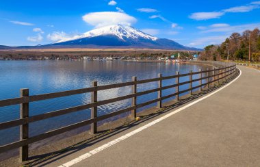 Mt.Fuji ile göl Yamanaka, Yamanashi, Japan