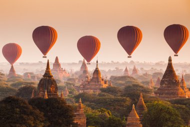 Balon üzerinde düz bagan puslu sabah, myanmar