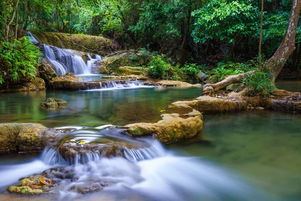 Floresta profunda Cachoeira em Kanchanaburi, Tailândia — Fotografia de Stock