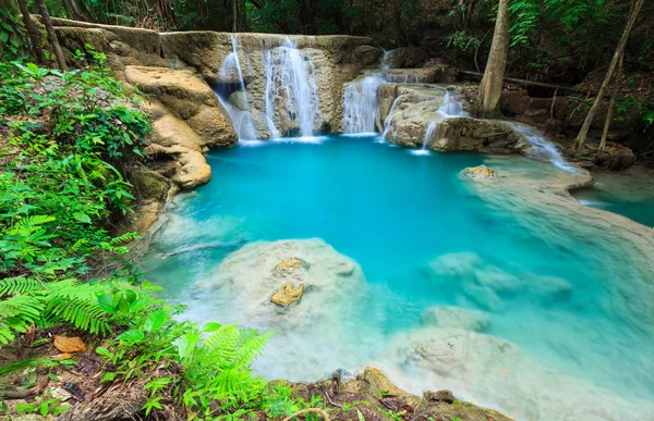 Cascada de bosque profundo en Kanchanaburi, Tailandia — Foto de Stock