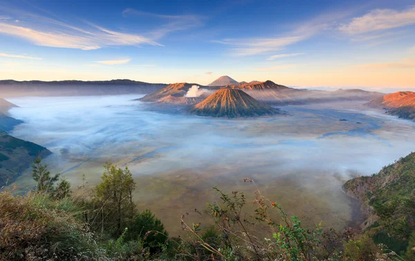 Vulcão Bromo ao nascer do sol, Java Oriental, Indonésia — Fotografia de Stock