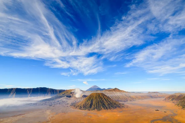 Bromo vulkan på sunrise, östra java, Indonesien — Stockfoto