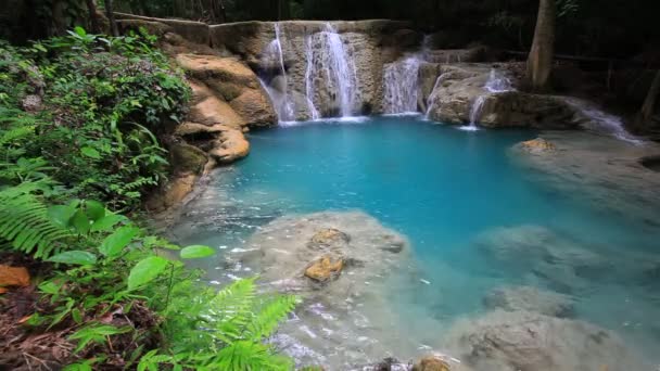 Kanchanaburi, Thaiföld vízesés mély erdő — Stock videók